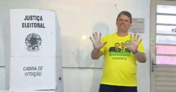 Tarcísio de Freitas (Republicanos) votou neste domingo (2) pela manhã em um colégio, na Vila Ema, em São José dos Campos, no interior de São Paulo