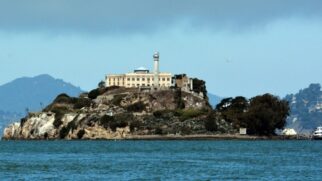 Atração convida os visitantes a imergirem na história do médium John Feltner e sua investigação na prisão americana de Alcatraz