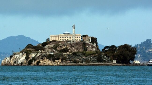 Atração convida os visitantes a imergirem na história do médium John Feltner e sua investigação na prisão americana de Alcatraz