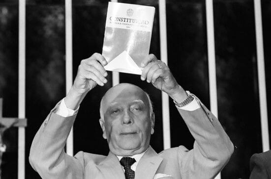 Ulysses Guimarães durante a promulgação da Constituição