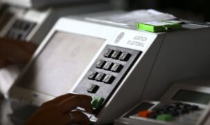 Neste ano, pela primeira vez, todas as seções eleitorais do Brasil ficam abertas das 8h às 17h no horário de Brasília