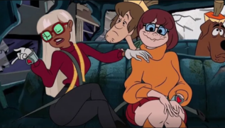 Em um trecho do filme, Velma Dinkley aparece desconsertada com a presença do affair
