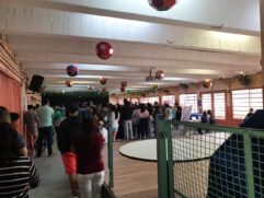 Filas chegando ate o banheiro escola da zona sul de SP
