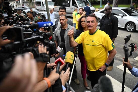 Presidente Jair Bolsonaro chega para votar em escola do Rio de Janeiro