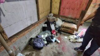 No local, a equipe encontrou 3141 porções de cocaína, 689 porções de maconha e 240 porções de skank