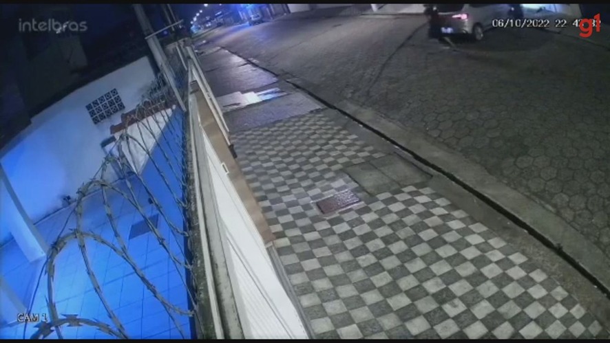 Criminosos cercam e roubam veículo em São Vicente