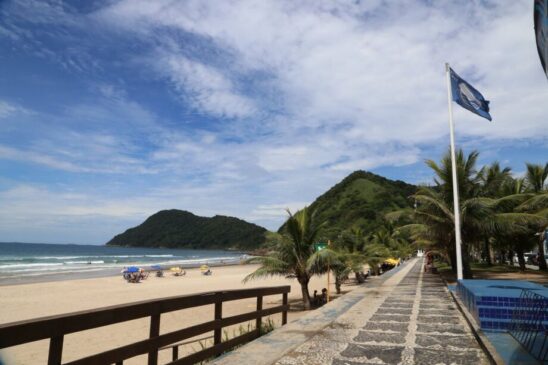 Bandeira azul na praia do Tombo, em Guarujá, premiada por 13 anos seguidos