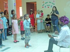 Maestro Baeta comandou o coral infantil e encantou a todos