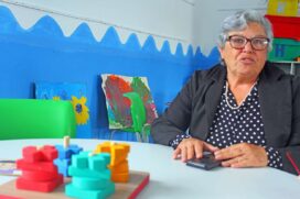 Professora Vanda trabalha com arte e jogos para alunos autistas, em escola que pertence a rede municipal, em Itanhaém