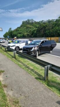 Dupla de criminosos em veículo roubado colidiram na Rodovia Padre Manoel da Nóbrega, em Cubatão
