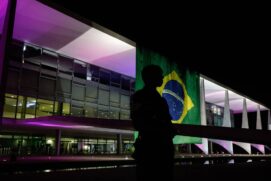 Bandeira do Brasil na fachada do Palácio do Planalto, em Brasília