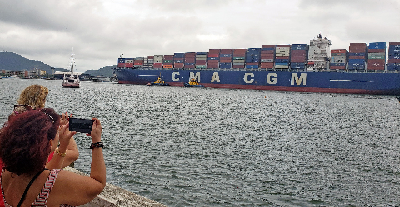 Santos recebe o maior cargueiro do mundo