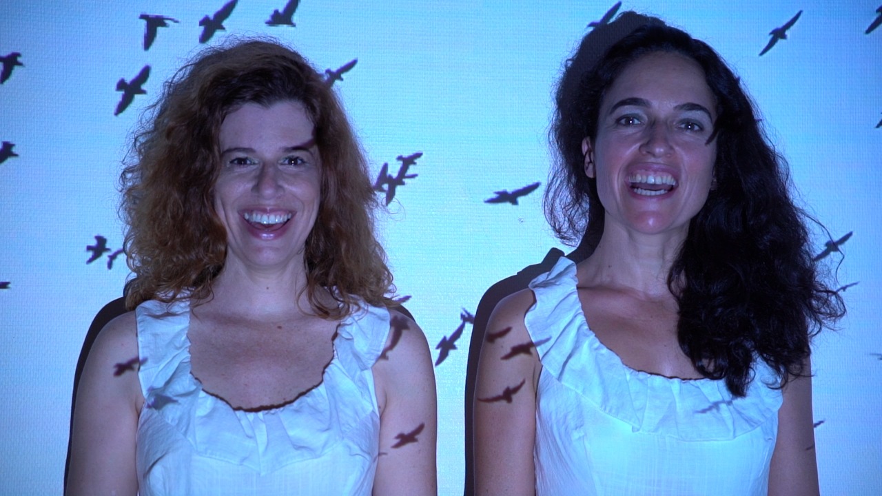 O espetáculo é uma brincadeira entre a musicalidade das palavras e as barreiras encontradas entre os dois idiomas