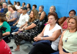 Depois de protestar na porta da Prefeitura, professoras foram pedir apoio à Câmara de Cubatão