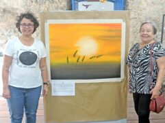 Uma das telas mostra as quatro estações, além de outras pintadas em acrílico sobre papelão
