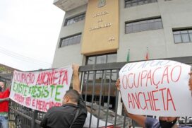 Famílias fizeram várias manifestações em frente ao Fórum e saíram em passeata por moradia
