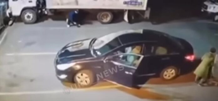 Criminoso sai de baixo de caminhão e furta sacolas da vítima