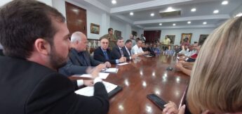 O prefeito Kayo Amado em reunião com autoridades