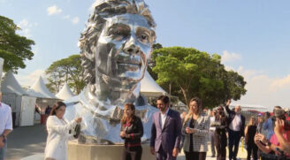 Lallali Senna, Viviane Senna e o prefeito de SP, Ricardo Nunes, durante inauguração da estátua do piloto Ayrton Senna, no Autódromo de Interlagos