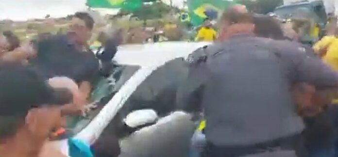 Motorista avança e atropela manifestantes bolsonaristas
