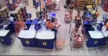 Criminosos não passaram pelos caixas e fugiram com os produtos