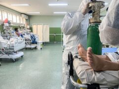 Para especialistas, demora na vacinação dificultou combate à Covid-19 no Brasil