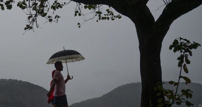 As chuvas mais fortes devem atingir, de acordo com a Defesa Civil, a Baixada Santista, os litorais sul e norte, além do Vale do Ribeira, que fica mais ao sul do estado