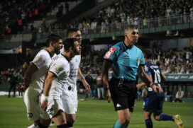 Corinthians sofre pra empatar com o Coritiba