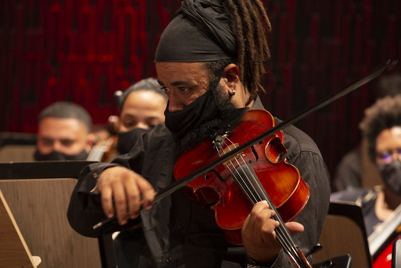 O violino e o violoncelo fazem parte dos instrumentos da família das cordas