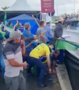 Bolsonaristas atacam policiais rodoviários em frente a loja da Havan