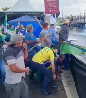 Bolsonaristas atacam policiais rodoviários em frente a loja da Havan