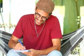 Leandro Cruz conta que este já é o seu segundo livro de poemas. O primeiro título foi "Transe", lançado em 2017, pela editora Patuá