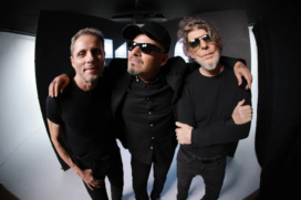 Atualmente, Titãs possui apenas três membros. Da esquerda para a direita: Tony Bellotto (violão), Sérgio Britto (baixo elétrico) e Branco Mello (baixo elétrico)