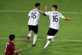 Nicolás González (número 15) e Joaquín Correa comemoram gol contra a Venezuela pelas eliminatórias