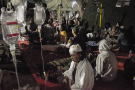 Pessoas feridas após terremoto em Java, na Indonésia, do lado de fora de hospital de Cianjur