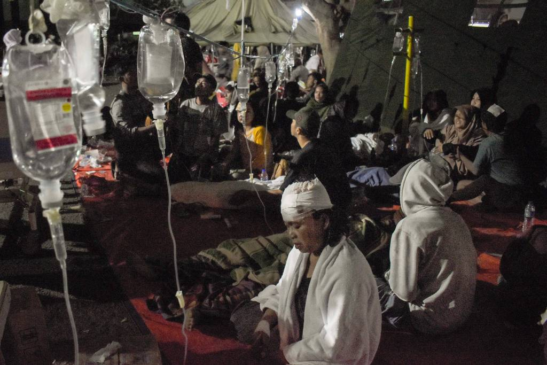 Pessoas feridas após terremoto em Java, na Indonésia, do lado de fora de hospital de Cianjur
