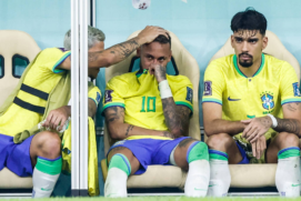 Neymar, substituído, é consolado por Pedro em Lusail