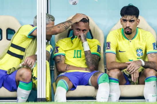 Neymar, substituído, é consolado por Pedro em Lusail