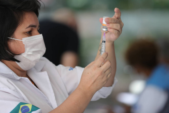 Profissional de saúde prepara dose da Coronavac no Rio