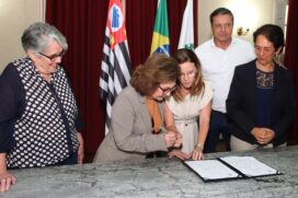 PREFEITO ROGÉRIO SANTOS E VEREADORA TELMA DE SOUZA ASSINATURA LEI DE ENFRENTAMENTO VIOLÊNCIA CONTRA MULHER