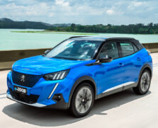 O novo elétrico da Peugeot conta com motor de 136 cavalos de potência, 26,5 kgfm de torque e autonomia de 345 quilômetros pelo ciclo WLTP