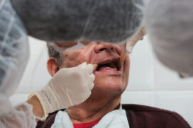 Com uma boca inflável e cartazes,  os profissionais realizaram uma ação de orientação de prevenção de  câncer bucal para mais de 600 pessoas
