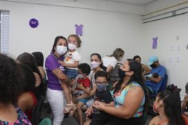 No período da tarde, os profissionais da linha maternoinfantil da unidade participam de oficinas de simulação realística de assistência aos prematuros