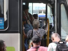 As técnicas e os procedimentos ensinados aos condutores, cobradores e fiscais deverão promover a segurança e a integridade física e mental de trabalhadores e usuários
