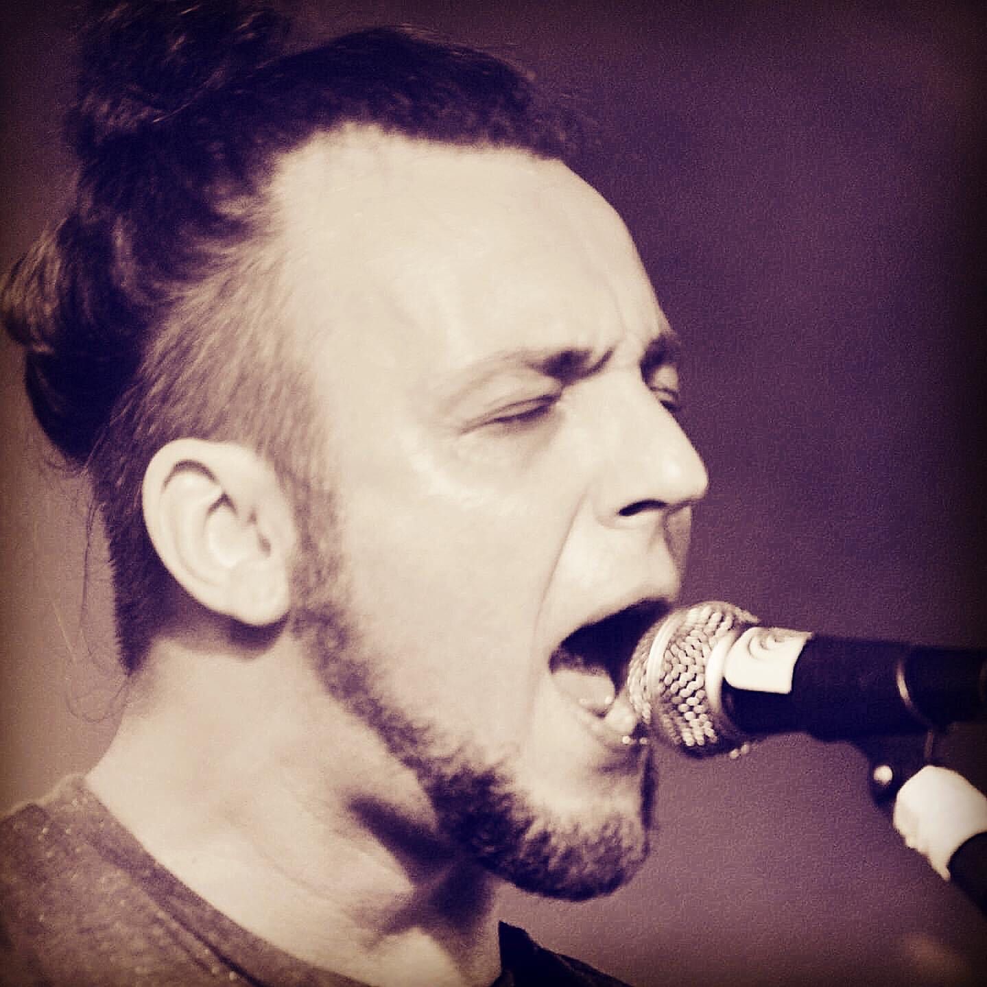 Conrado trabalha como músico autodidata há 12 anos, realizando shows pela Baixada Santista e Litoral Norte