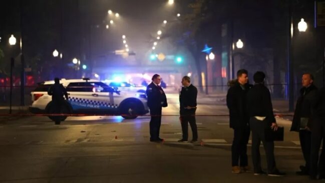 Pelo menos 14 pessoas ficaram feridas após homem em carro passar atirando em vigília na cidade de Chicago, nos Estados Unidos