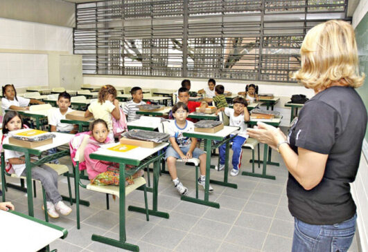 Mas os valores salariais variam. Dependendo do nível do educador (a) a hora/aula pode chegar até R$ 35,00 em alguns municípios