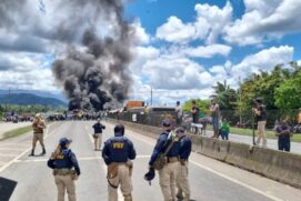 Agentes da PRF de Santa Catarina trabalham para liberação da BR-101 em Joinville
