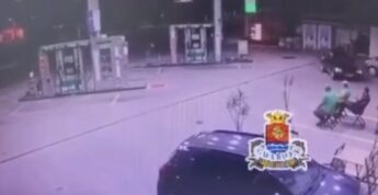 Momento que o condutor do veículo tenta atropelar os frentistas