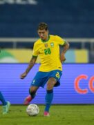 Roberto Firmino durante jogo da seleção brasileira contra o Peru